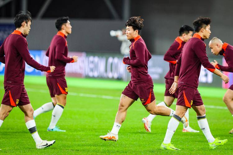 -国足队员比赛坚韧拼搏，不畏艰难