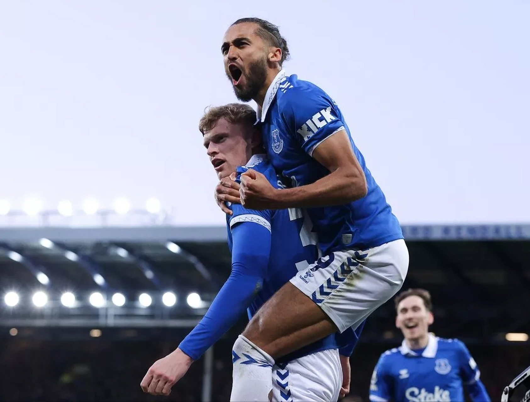 九游体育中国官网-利物浦后卫亚诺普犀利抢断，带球发起反击