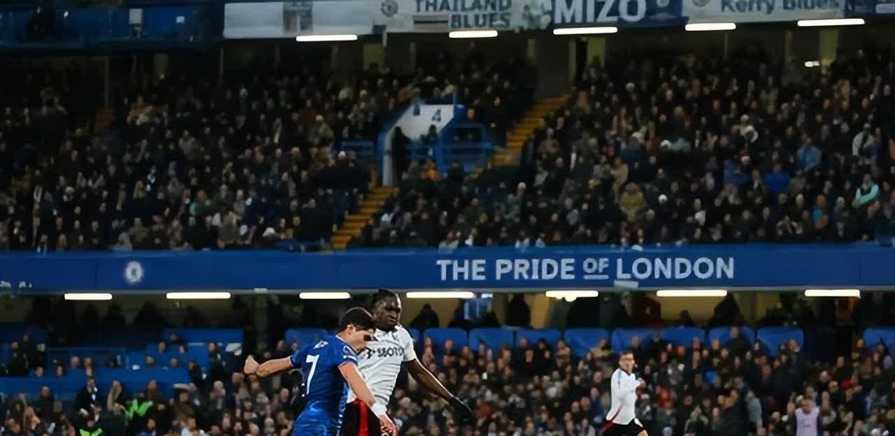 利物浦后卫亚诺普犀利抢断，带球发起反击