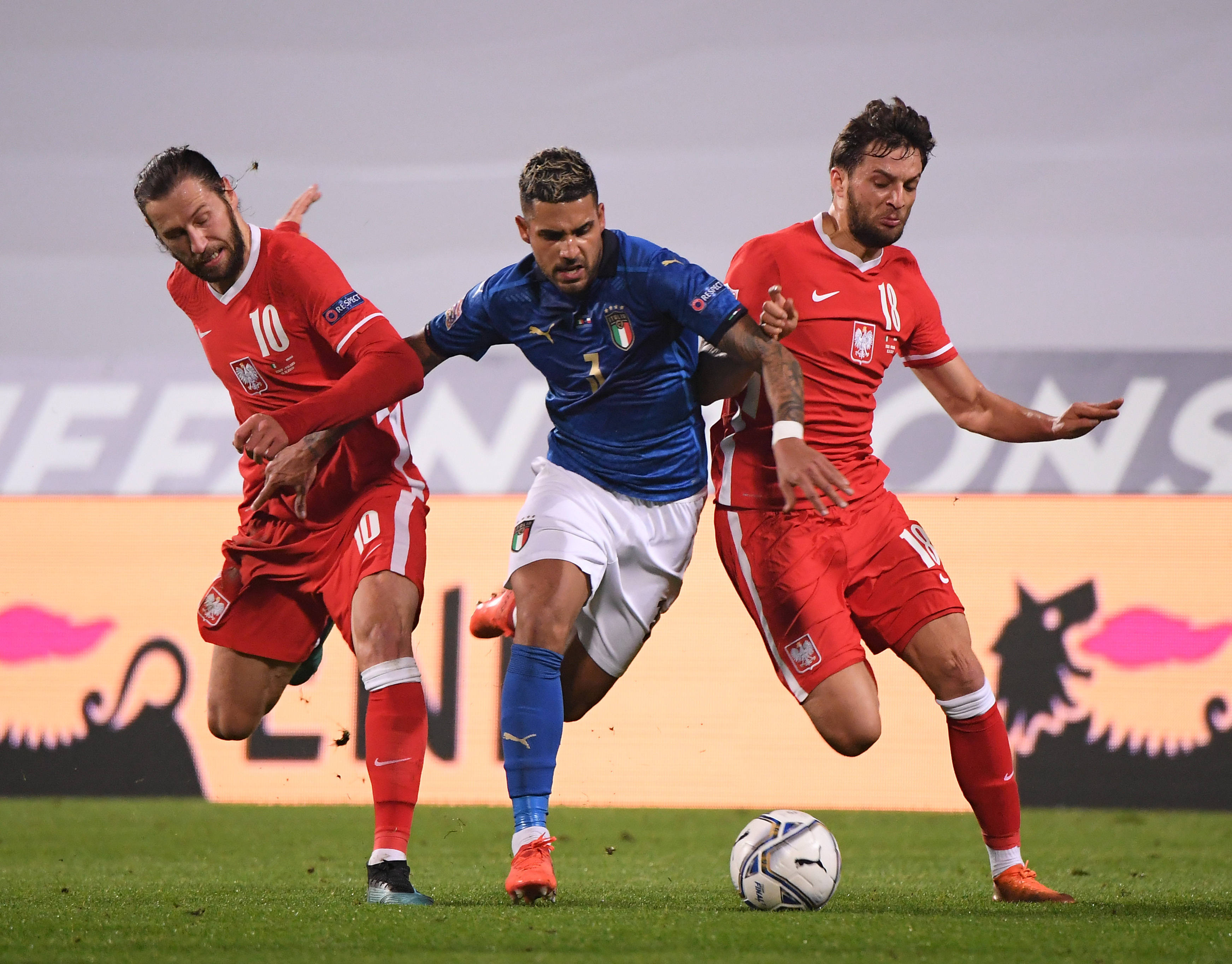 九游体育-包含欧洲职业足球赛事引发球迷狂热，话题热度高涨的词条