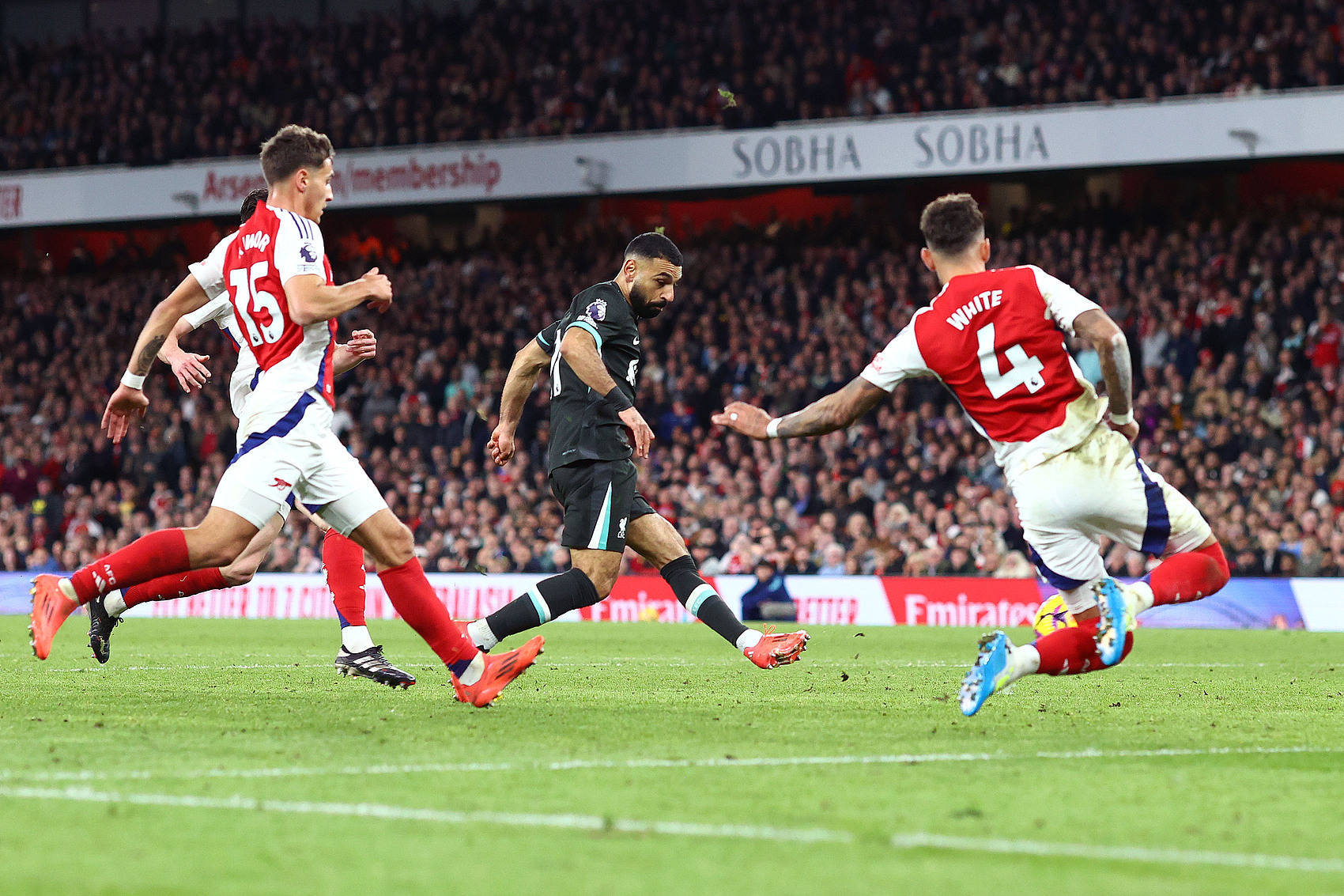 九游体育app-关于阿贾克斯中场展现出色的传球技术，帮助球队连连破门的信息