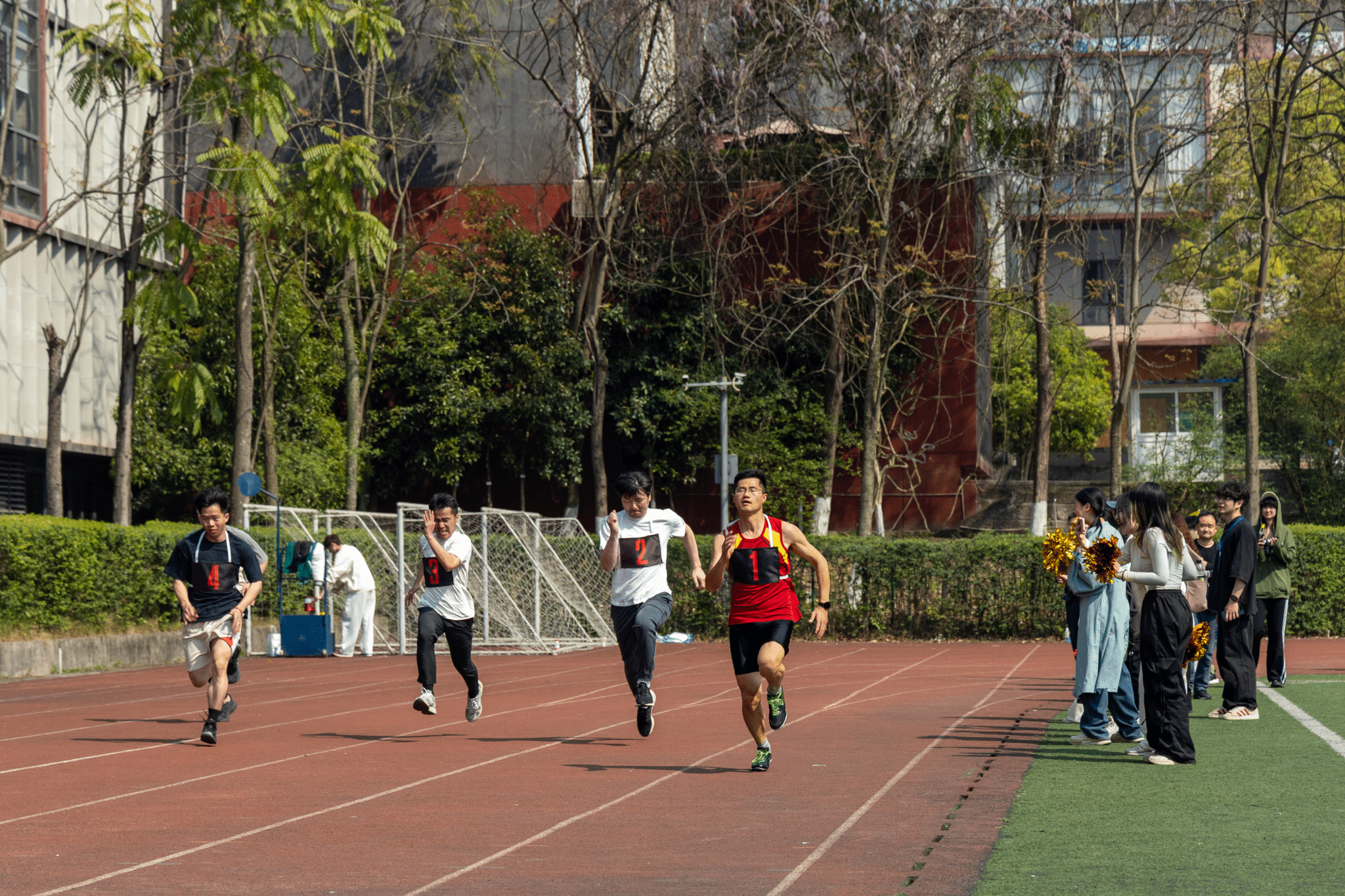 九游体育中国官网-竞技场内展现体育精神，观众沸腾不已