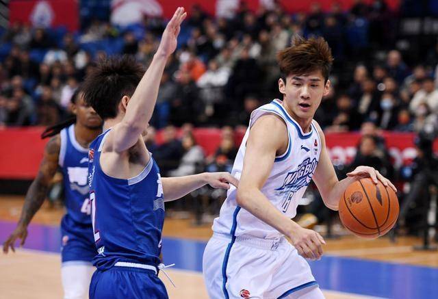 -辽宁男篮遭遇困境，球队面临挑战