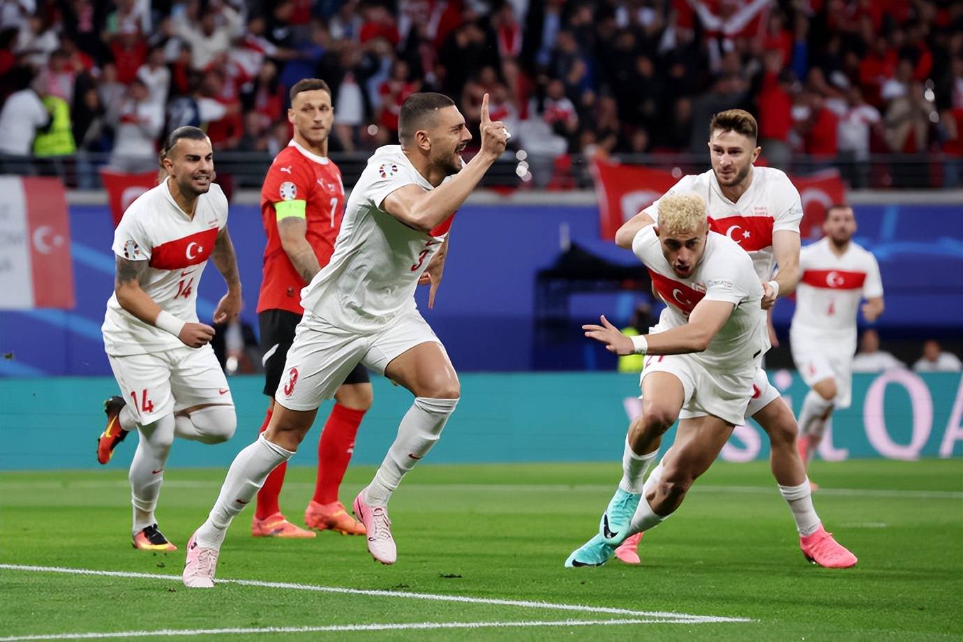 包含捷克队凭借平局顺利晋级欧洲冠军赛的词条