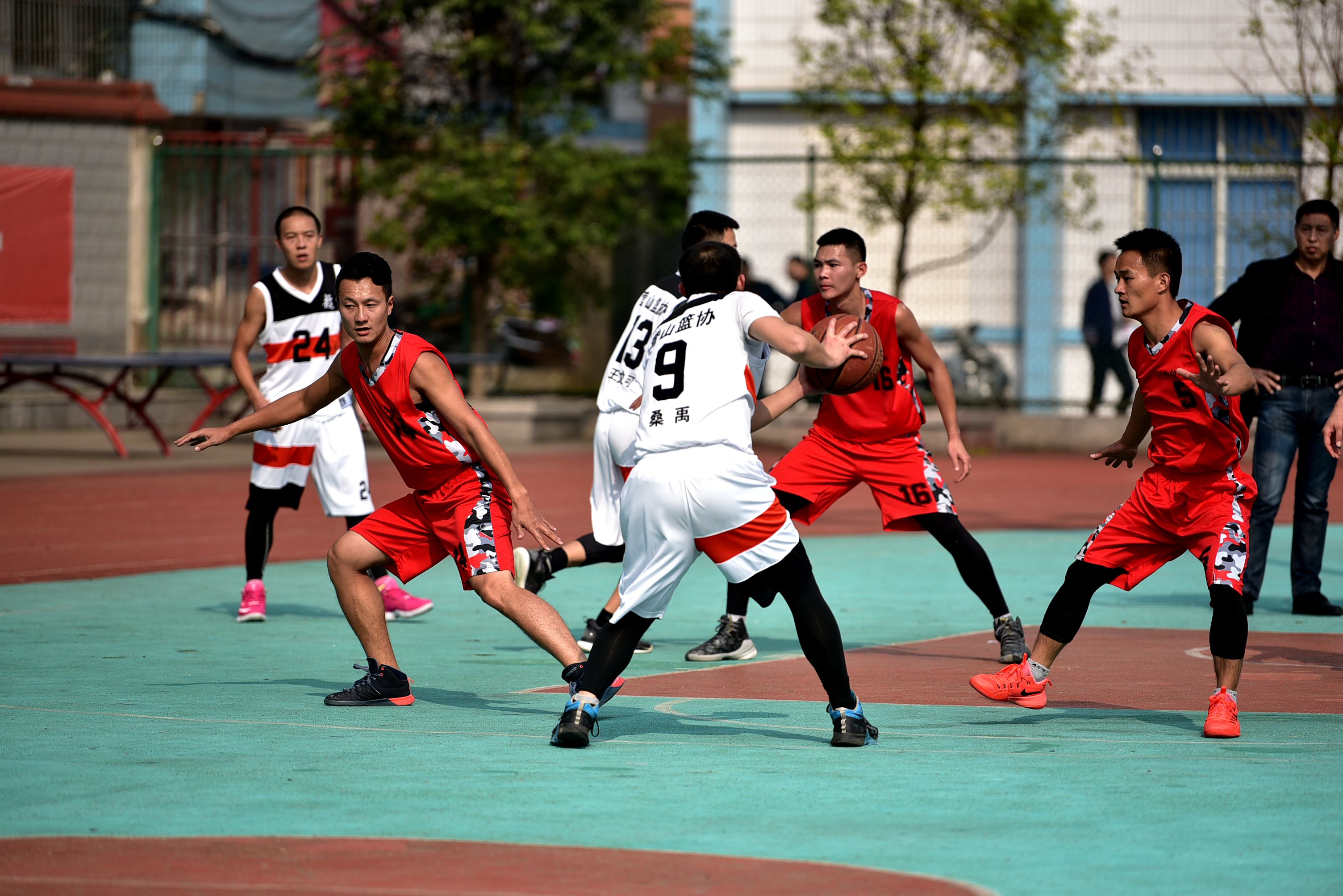 重庆加油队主场比赛激烈对抗，锋线亮眼取胜