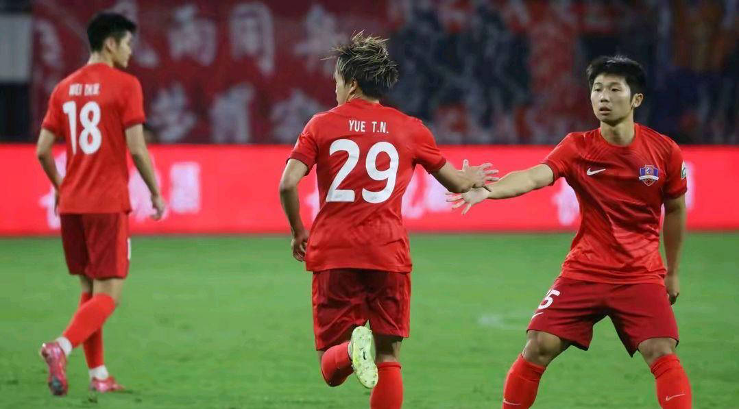 新秀球员破门得分，帮助球队逆转胜利