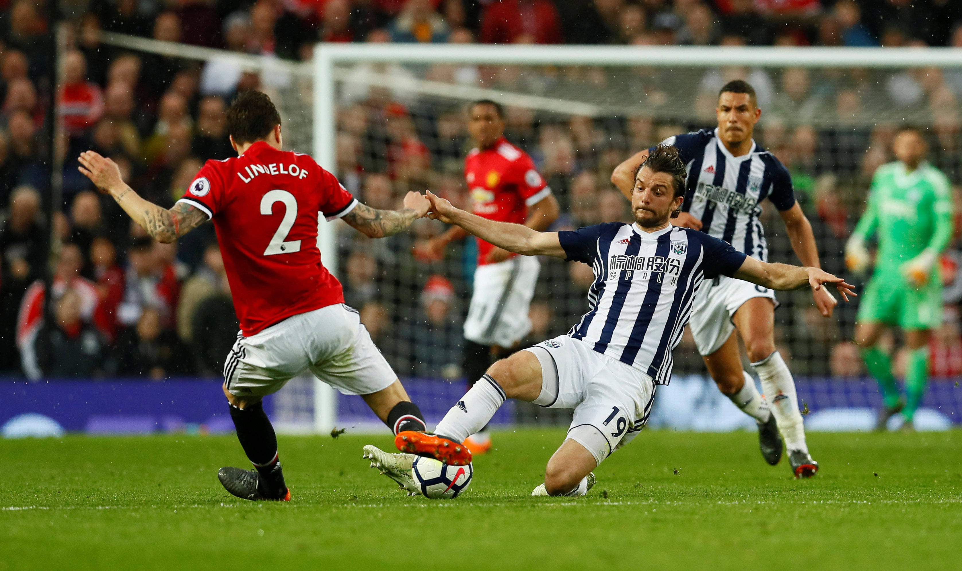 精彩足球对抗再现赛场，球队英勇作战的简单介绍