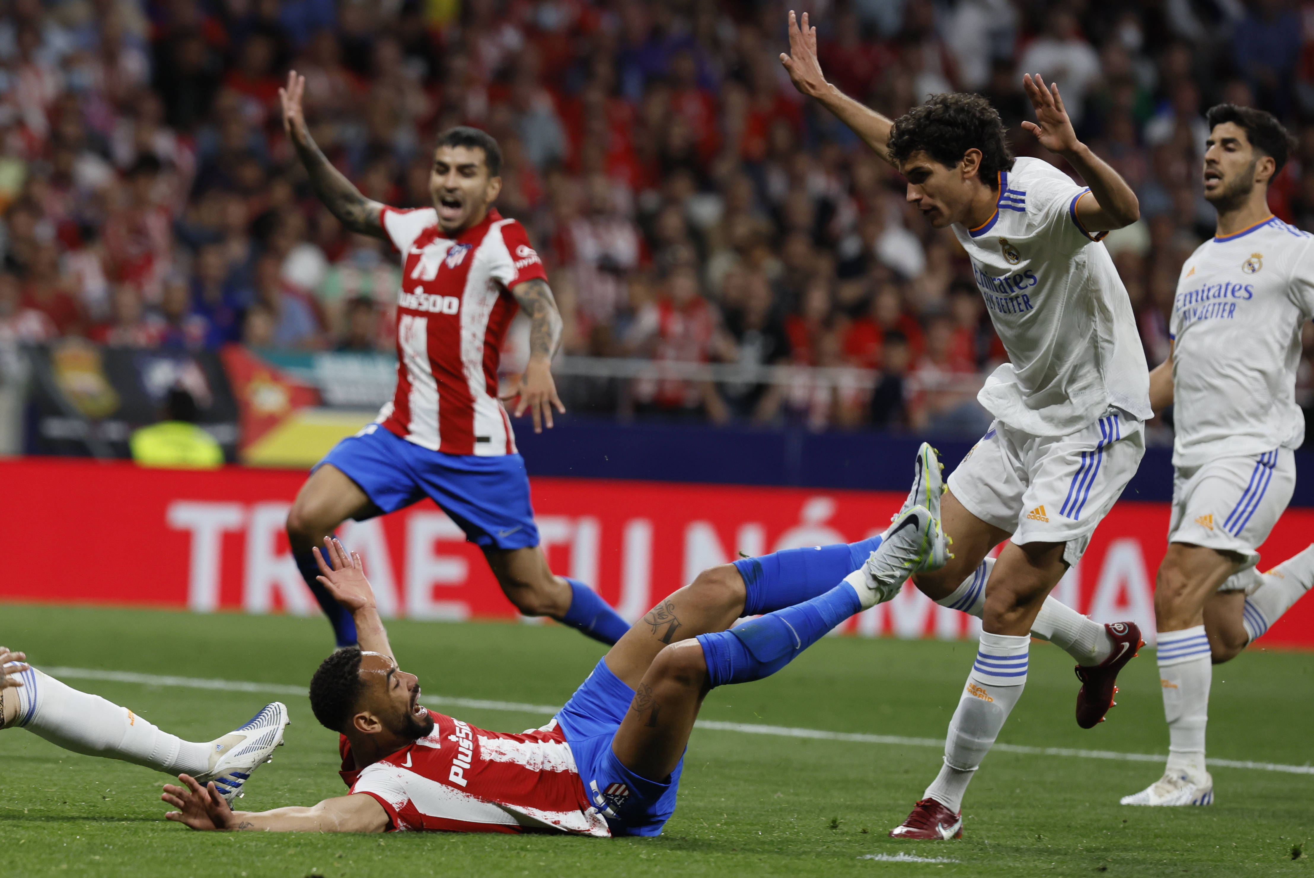 双方球队在足球赛中进行激烈对抗