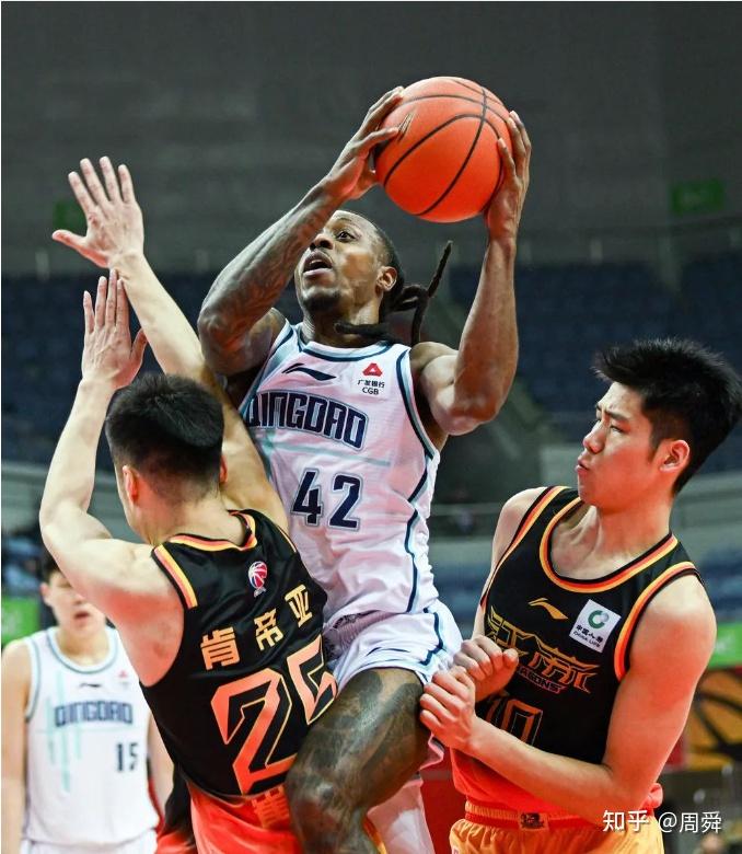 九游体育入口-青岛男篮客场逆袭，取得关键胜利
