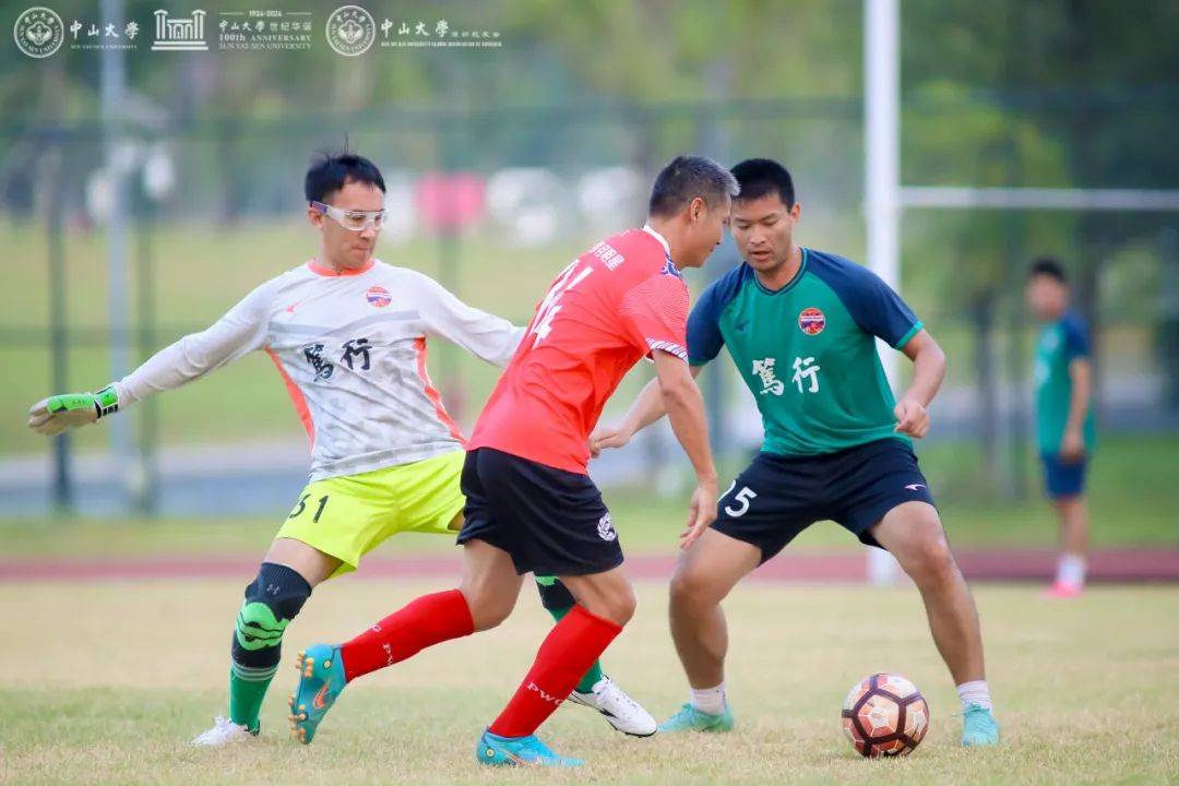 -足球场上风起云涌，球员表现耀眼