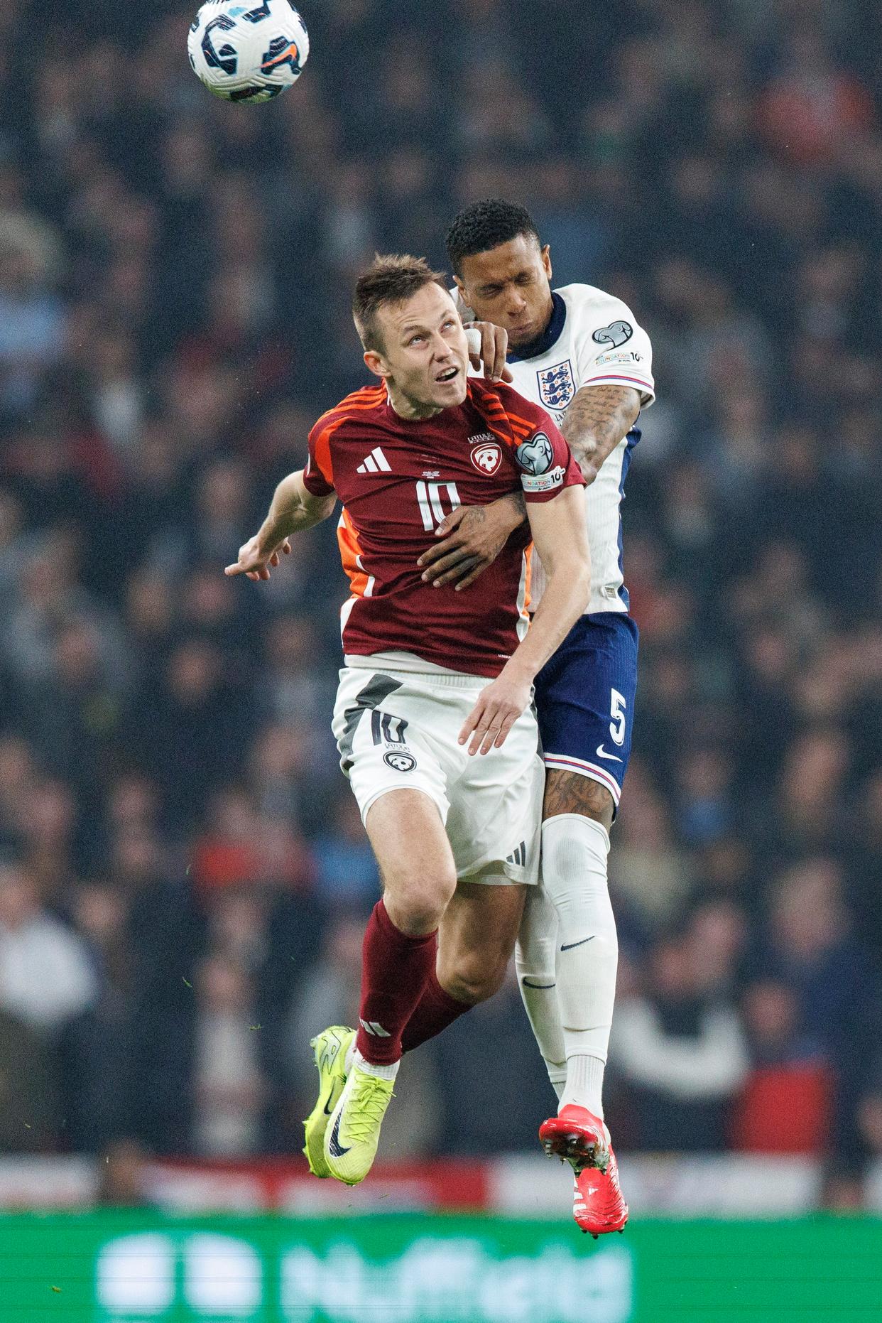 包含英格兰实现完美开局，欧洲杯预选赛场面精彩的词条