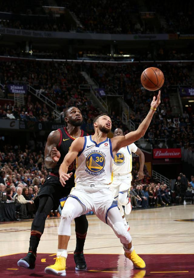 勇士大胜骑士，克雷四节狂砍42分