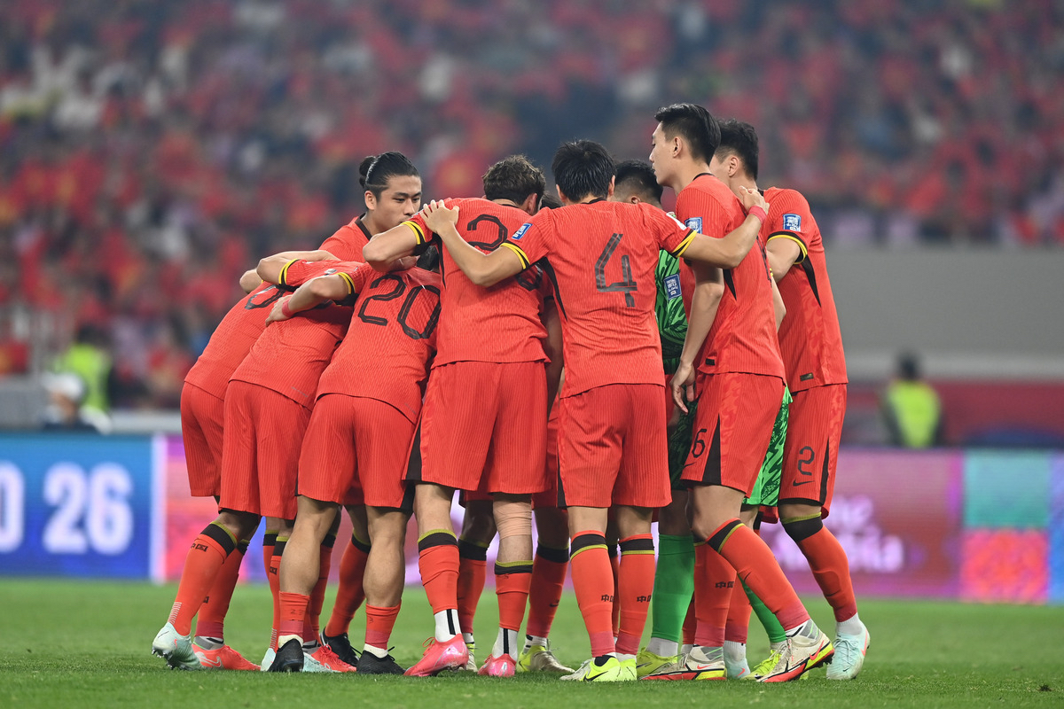 关于顶级足球赛事举步维艰，危机临头球队士气低落的信息