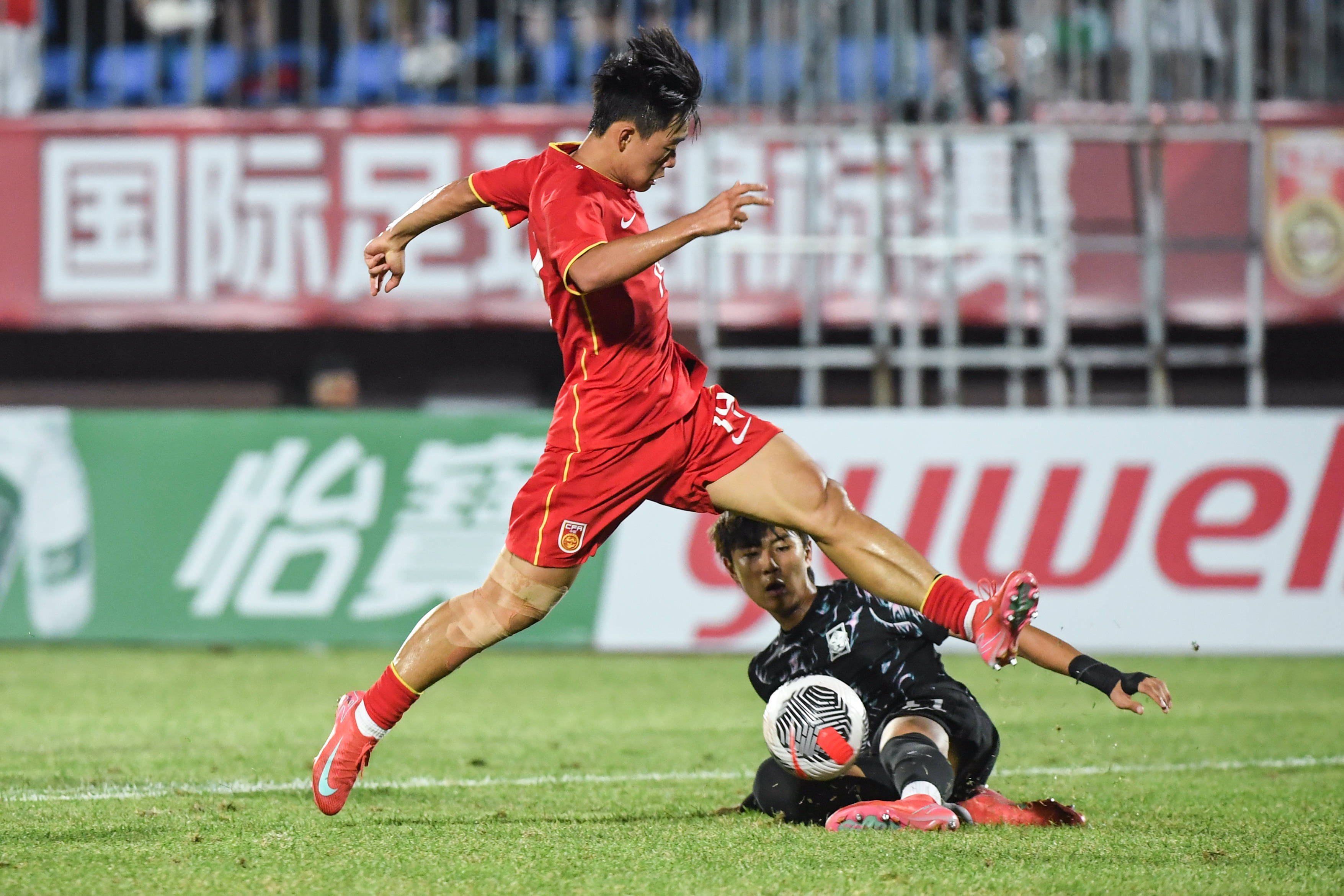 九游体育网页版-包含场上风云：国际足球比赛中情势十分复杂的词条